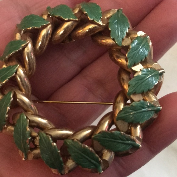 ⚡️FINAL PRICE⚡️ Vintage Leaf Wreath Like Brooch Pin - Picture 8 of 8